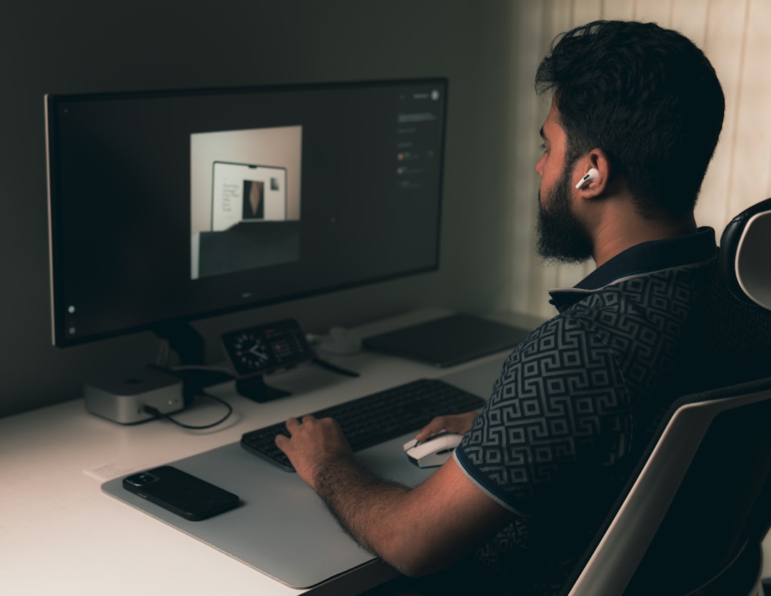 Man working on a computer at a desk. — IL WebDesign Manhattan
